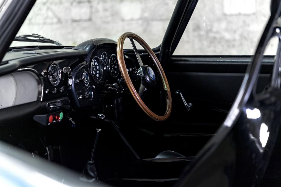 Интерьер Aston Martin DB4 GT Continuation 2017 года  (UK) (фото 77 из 90)